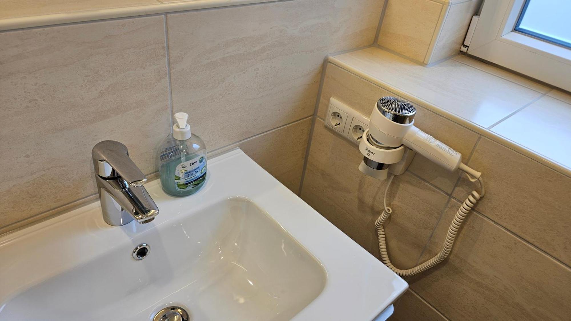 Hotel Dorfkrug Buesum - Guenstige Altbauzimmer Am Oland المظهر الخارجي الصورة