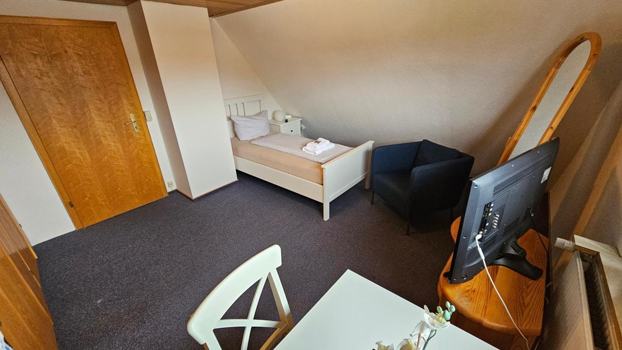 Hotel Dorfkrug Buesum - Guenstige Altbauzimmer Am Oland الغرفة الصورة